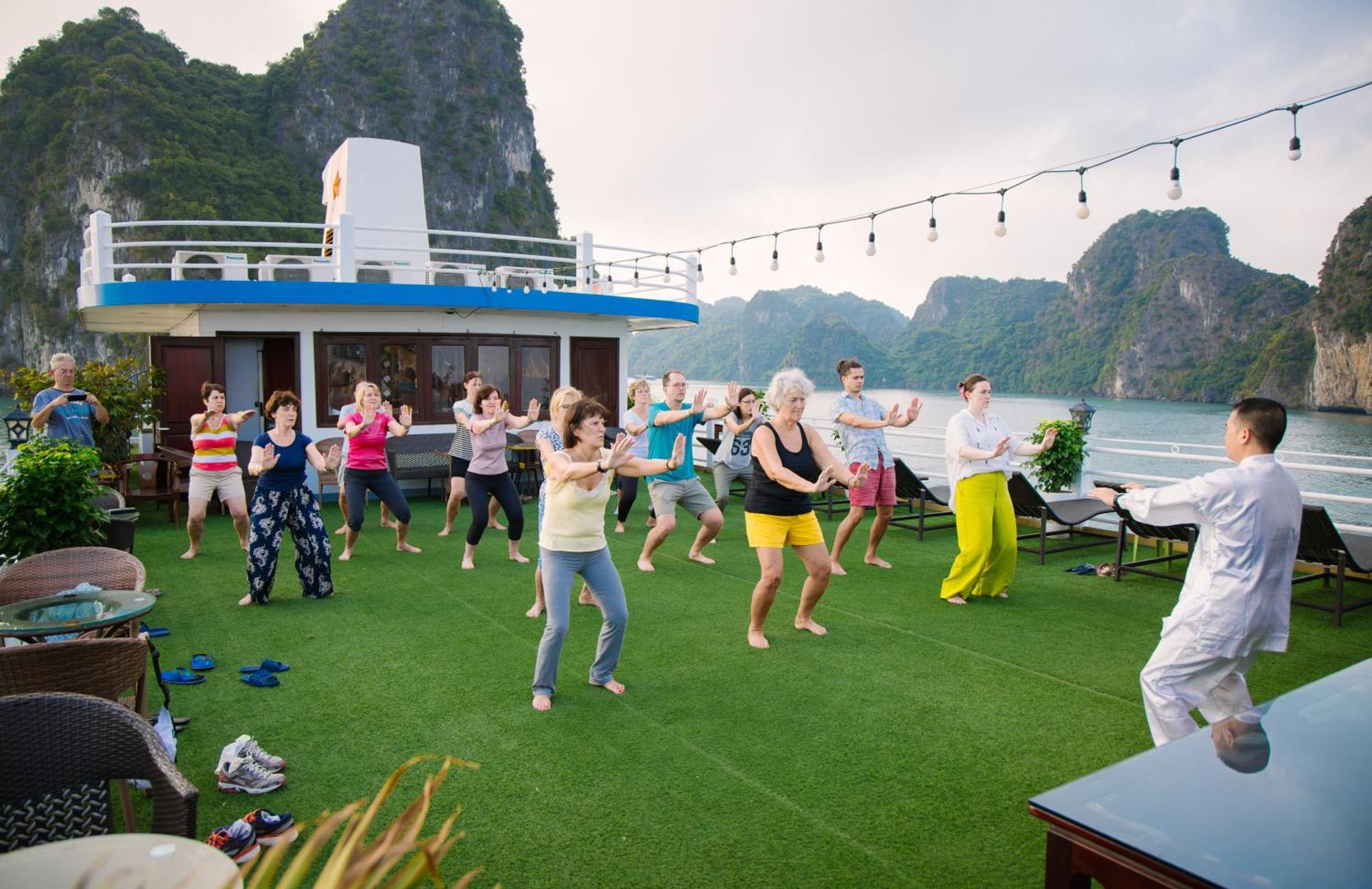 Hotel Swan Cruises Halong à Hạ Long Extérieur photo
